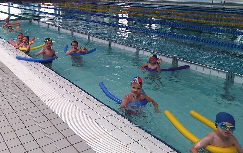 Dzieci uczące się pływać na Rawszczyźnie
